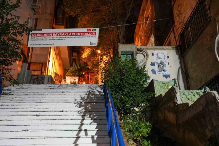 Beyoğlu Belediyesi’nden Cihangir merdivenlerine resmedilen Filistin bayrağı açıklaması