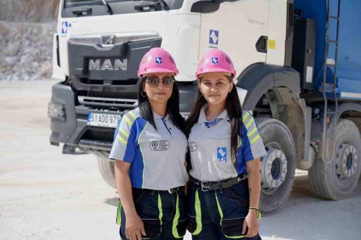 Hayallerinin peşinden giden iki kadın maden ocağında damperli kamyon şoförü oldu