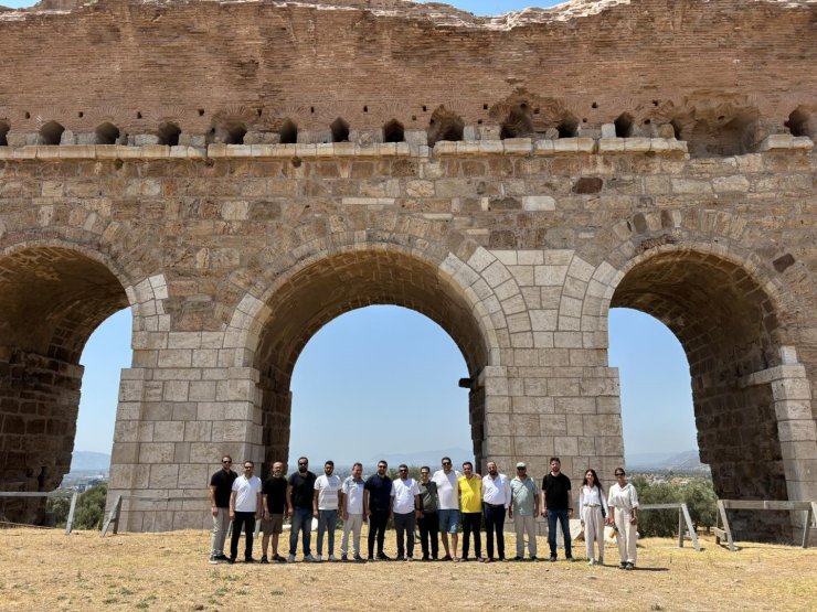 Tralles’te 44 derece sıcakta tarihi kazı yapan ekibe teşekkür yemeği