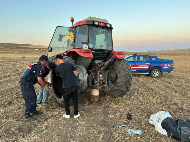 Tarlada mahsur kalan çiftçiye jandarma yardım etti