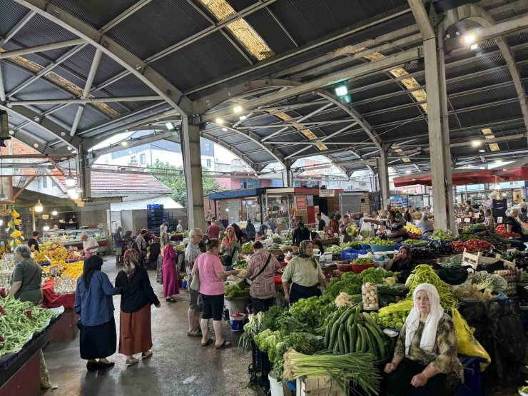 Zonguldak’ta halk pazarına yoğun ilgi