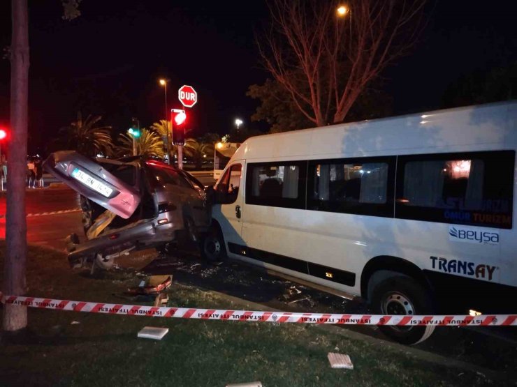 Kartal’da kontrolden çıkan otomobil trafik ışıklarında bekleyen öğrenci servisine çarptı: 2 yaralı