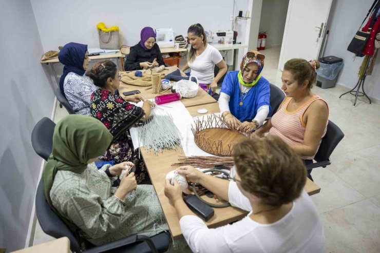 Mersin Büyükşehir Belediyesinin meslek edindirme kursları ilgi görüyor