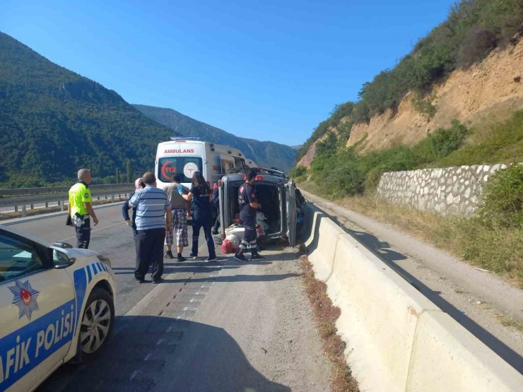 Hafif ticari araç beton bariyere çarptı: 3 yaralı