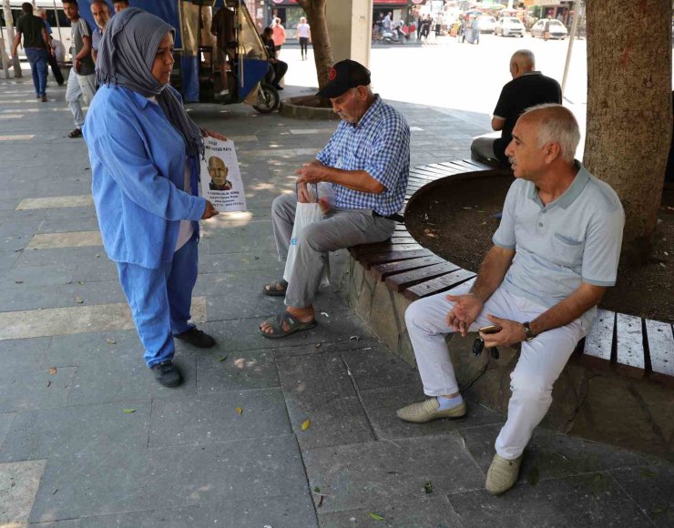 Sokak sokak herkese "Babamı gördünüz mü" diye soruyor