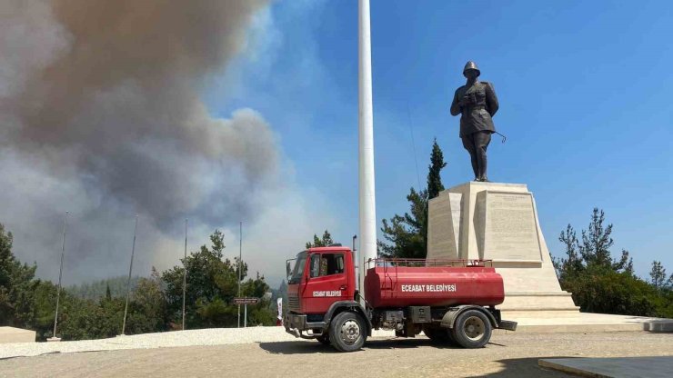 Eceabat’taki orman yangını rüzgarın etkisiyle büyüyor