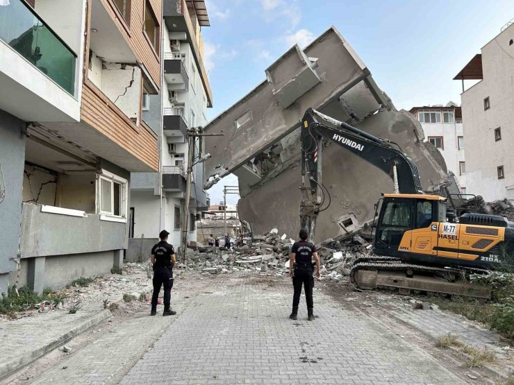 Yıkımı yapılan 5 katlı bina, vatandaşlarını yaşadığı binanın üzerine devrildi