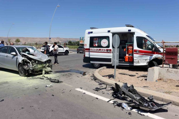 Ambulansla otomobil çarpıştı: 3’ü sağlık personeli 6 yaralı