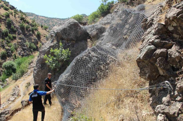 Şırnak’ta dev kayalar halatla bağlandı