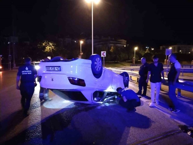 Ümraniye’de kontrolden çıkan otomobil takla attı: 2 yaralı