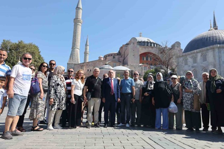 ‘Emekliler Yılı’ kapsamında düzenlenen etkinlikte emekliler İstanbul’un tarihi yerlerini gezdi