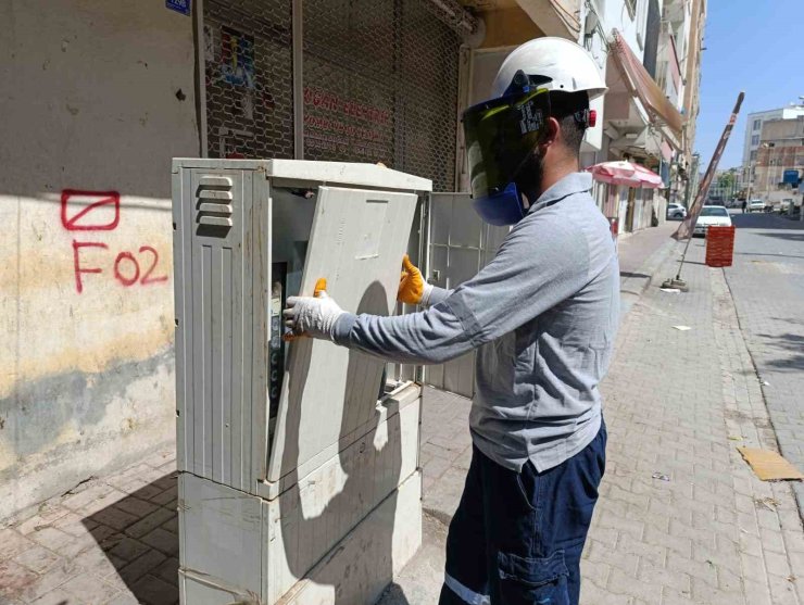 Dicle Elektrik Şanlıurfa’da 6 ayda kırılan 3 bin panoyu onardı