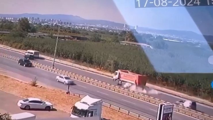 Hafriyat kamyonunun lastiği bomba gibi patladı, o anlar kamerada