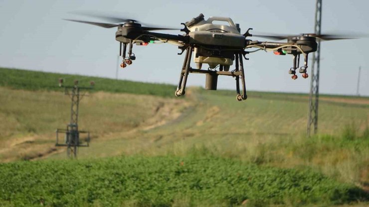 Bitlis’teki çiftçiler tasarruf için ilaçlamayı dronla yapıyor