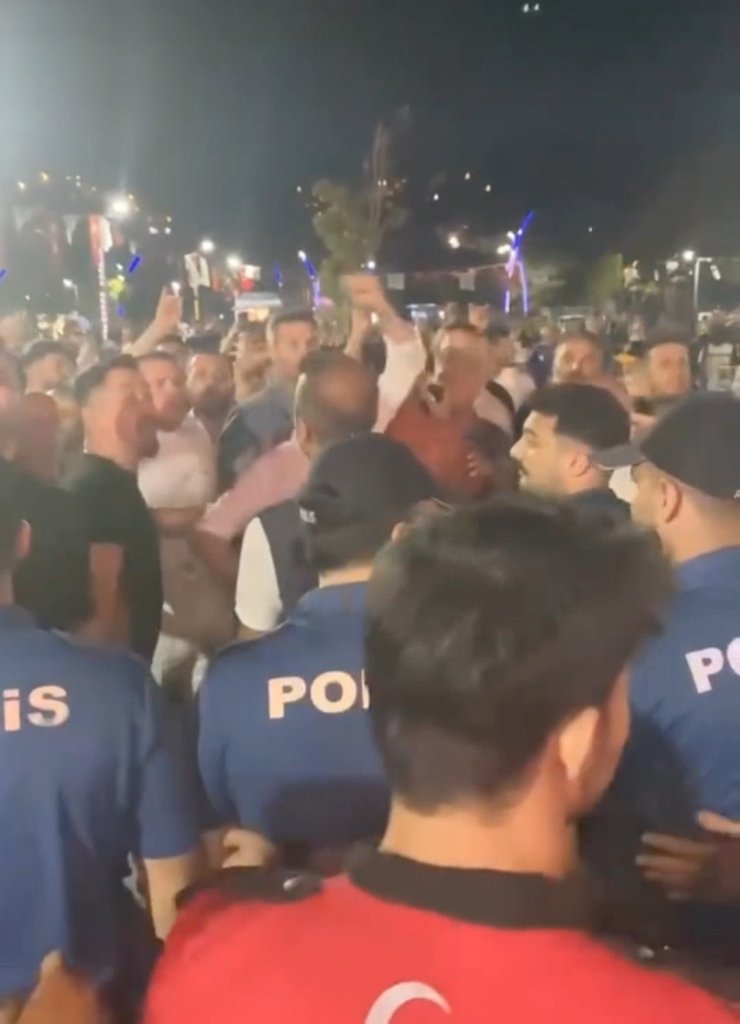 Beykoz Belediyesi’nin konserinde sanatçı Suavi protesto edildi