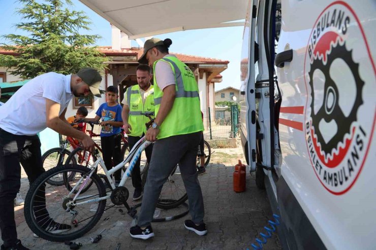 Konya Büyükşehir bisiklet tamircisi olmayan mahallelere "Bisbulans" ile hizmet götürüyor