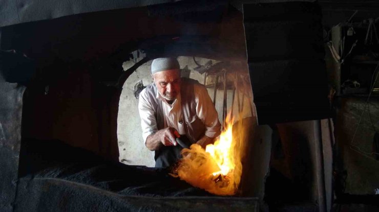 Gercüş’te teknolojiye direnen demircilik mesleğini sürdürüyor