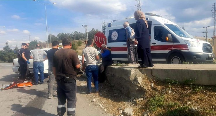 Otomobil kaldırıma çarptı, yaralılara yoldan geçen sağlık ekibi müdahale etti