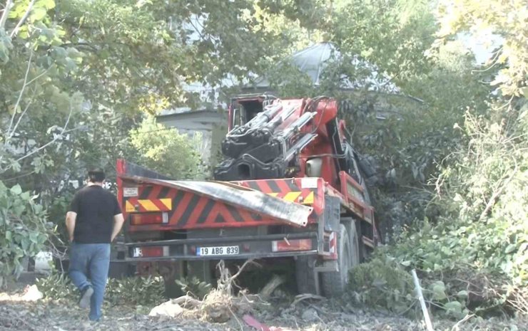 Freni boşalan vinç, otomobile çarpıp cami avlusuna uçtu: 1 yaralı