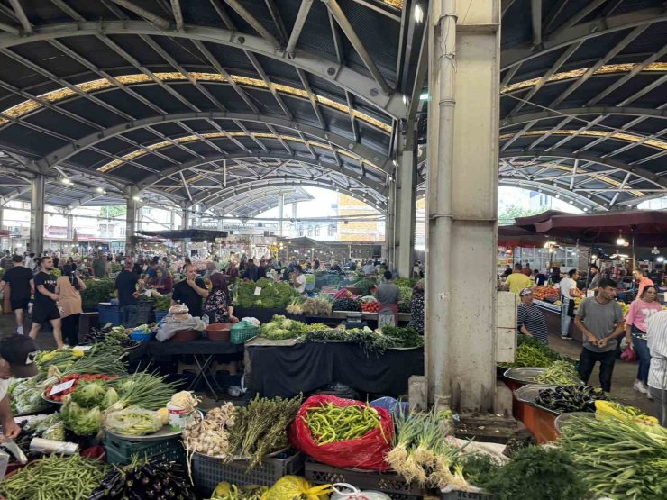 Halk pazarına yoğun ilgi