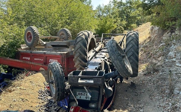 Tarla dönüşü traktör devrildi: 1’i ağır 6 yaralı