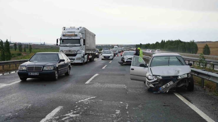 Kırıkkale’de yağmur kazaya davetiye çıkardı: 3 araç çarpıştı, 4 yaralı