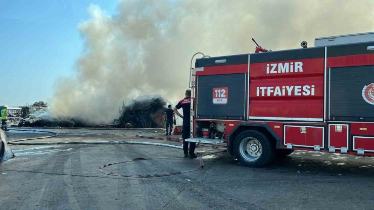 Aliağa’da bir hurdalıkta çıkan yangın söndürüldü