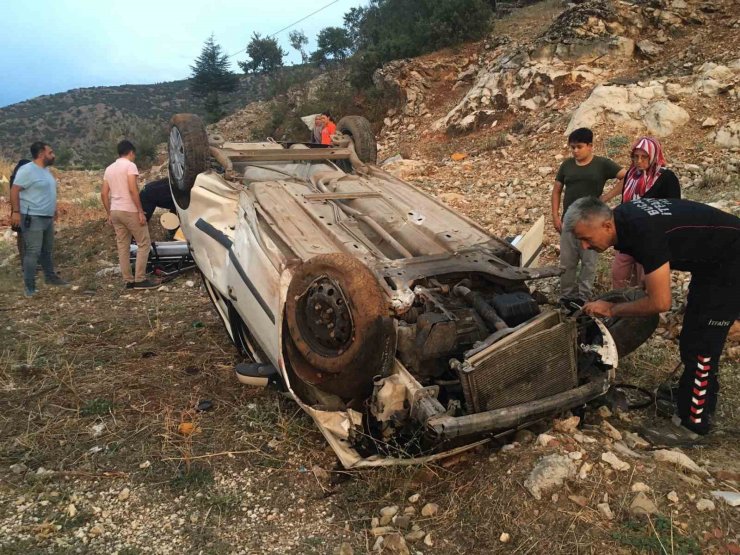 Burdur’da kaygan yolda kontrolden çıkan otomobil şarampole devrildi, 2 yaralı