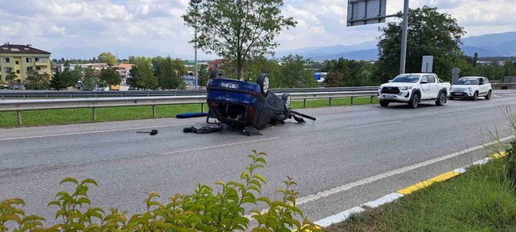 Kontrolden çıkan otomobil, bariyerlere çarparak ters döndü: 1 hafif yaralı