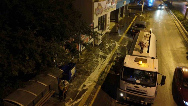 Bozüyük’te ana cadde kaldırımları esnafların kaldırdığı tezgahların ardından köpüklü yıkama ile temizlendi