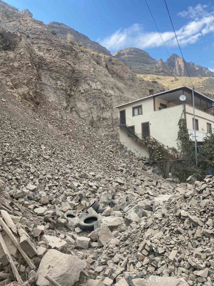 Uzundere’de heyelan önleme çalışmaları, ev ve iş yerlerinde hasara yol açtı