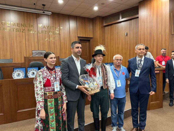 Kartal’da Uluslararası Halk Oyunları Festivali’ne katılan gruplara plaket takdim edildi