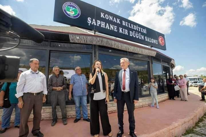 Şaphane’deki düğün salonunu AK Parti yaptı, CHP’li Konak Belediyesi’nin ismi verildi