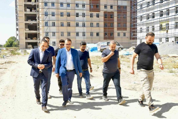 Fatih Dönmez, Eskişehir’de yapımı devam eden KYK yurdunun inşaatını ziyaret etti