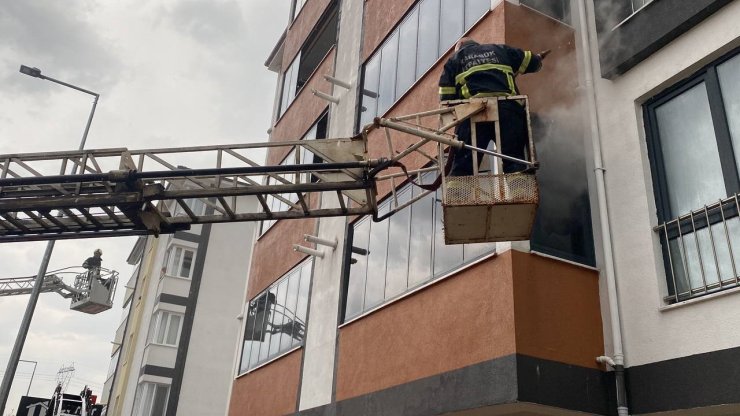 Yıldırım düşen apartmanda çıkan yangında 4 kişi dumandan etkilendi