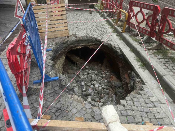 Beyoğlu’nda çöken yol güvenlik kamerasında