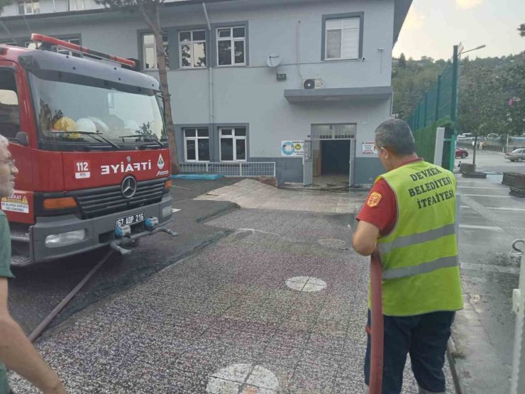 Devrek Belediyesi itfaiye ekipleri okulları yıkadı