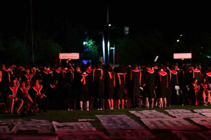 ODTÜ öğrencileri, 2 haftalık Rektör Yozgatlıgil’in konuşmasını sahnenin elektriklerini keserek protesto etti