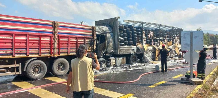 Bolu Dağı’nda korkutan kaza: Tırlar çarpıştı, alevler yükseldi