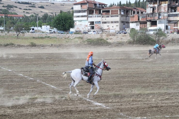 Kula’da atlı cirit müsabakaları nefes kesti