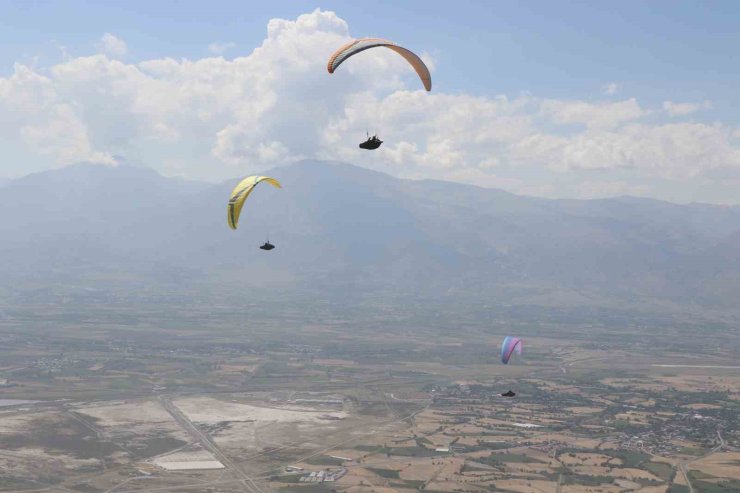 Erzincan’da gökyüzü paraşütçülerle şenlendi