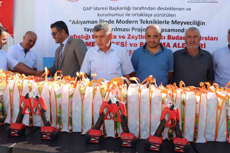 Adıyaman’da 46 çiftçiye akülü budama makası hibe edildi