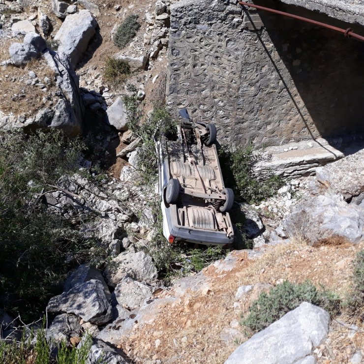 Burdur’da otomobil köprüden düştü: 1 ölü, 1 yaralı