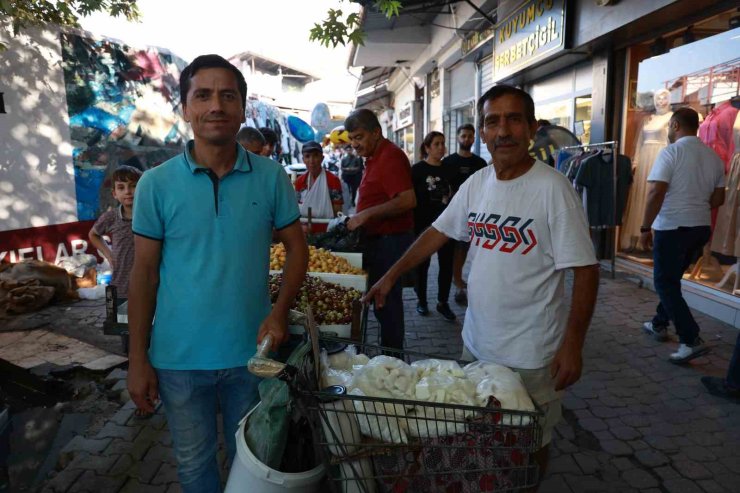 Kuş dili konuşarak adeta bülbül gibi şakıyan iki esnaf ilgi odağı oldu