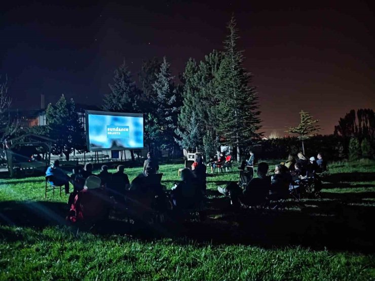 Eskişehirli bisikletliler dünya turuna çıkan gezginlerle birlikte film izledi