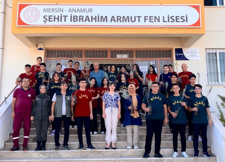 Anamur’da lise öğrencilerine fidan dağıtıldı