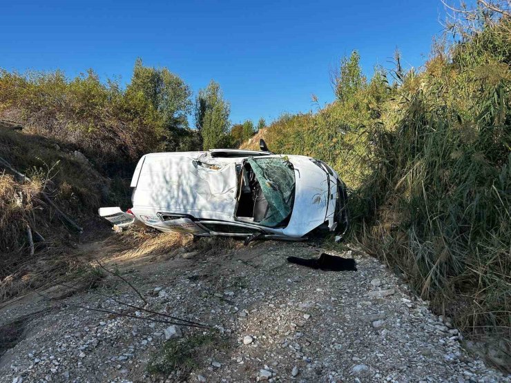 Gürün’de hafif ticari araç dereye uçtu: 2 ağır yaralı