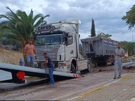 Balıkesir Erdek’te orta refüjü aşan tır karşı şeride geçti, sürücü yaralandı