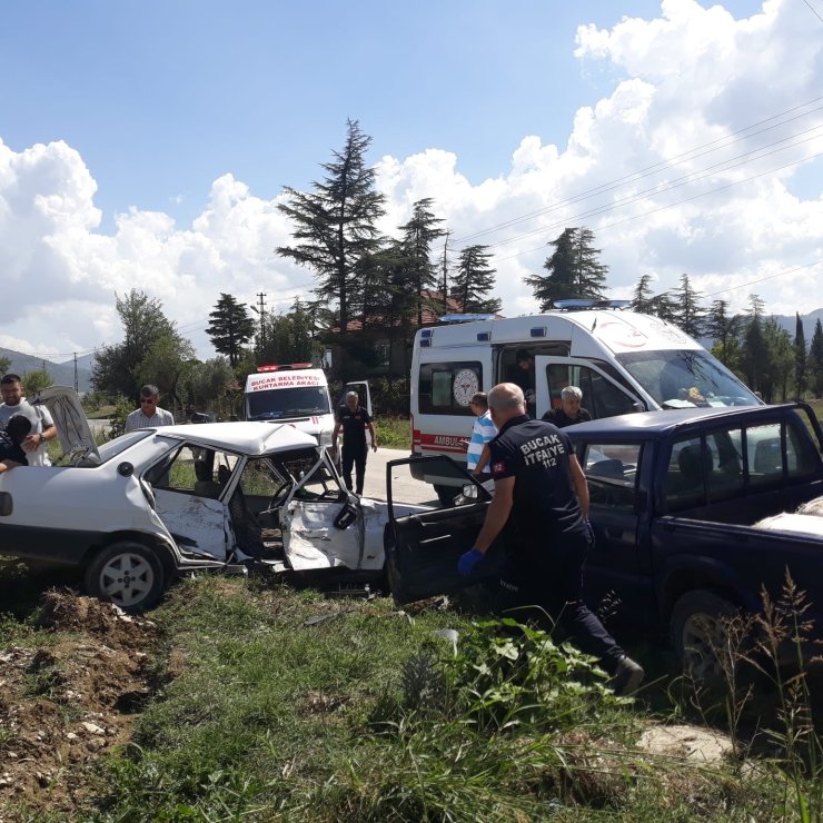 Burdur’da kamyonet ile çarpışan Fiat Tofaş hurdaya döndü: 1’i ağır 3 yaralı