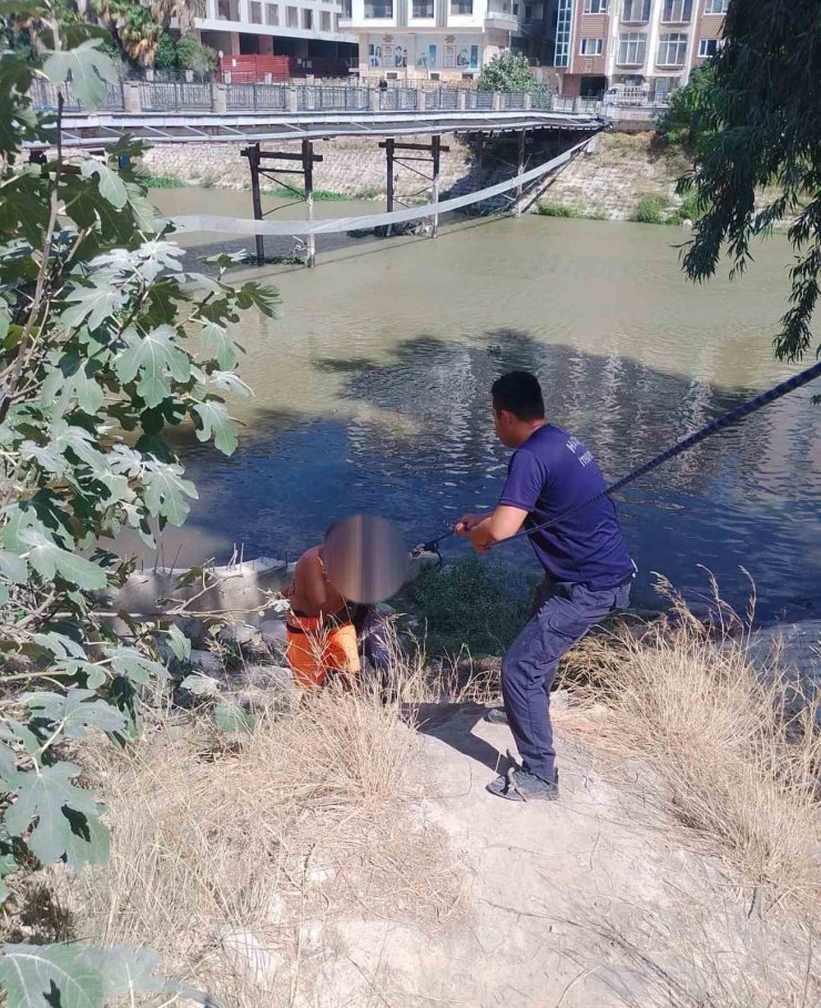 Asi nehri kenarında mahsur kalan vatandaşı itfaiye kurtardı